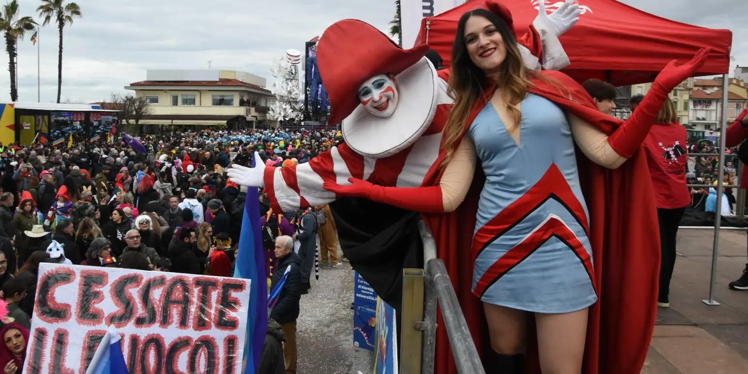 Primo corso mascherato. Al Carnevale della pace con la tregua del maltempo