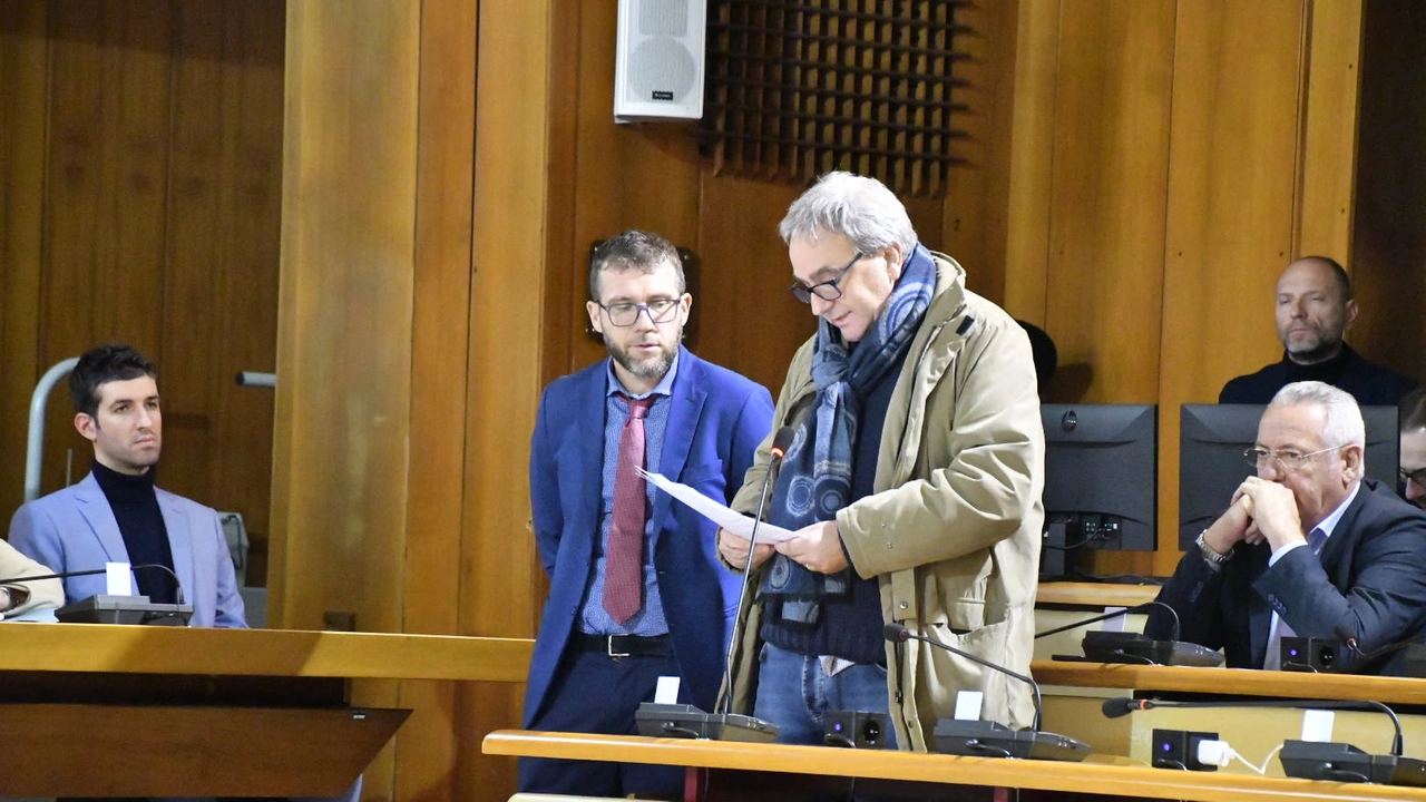 L’anestesista Ricci e Nicola Del Vecchio (Cgil) in Consiglio a Massa (foto Nizza)