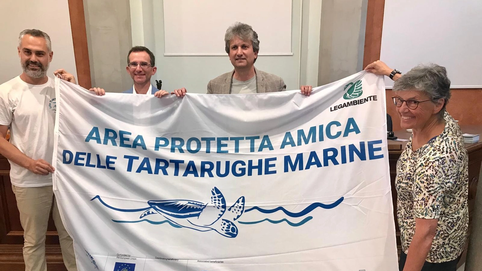 Il Parco di San Rossore e i Comuni di Vecchiano e San Giuliano ricevono la bandiera di "amico delle tartarughe" da Legambiente per il progetto Life Turtlenest, che mira a proteggere le tartarughe marine minacciate dai cambiamenti climatici.
