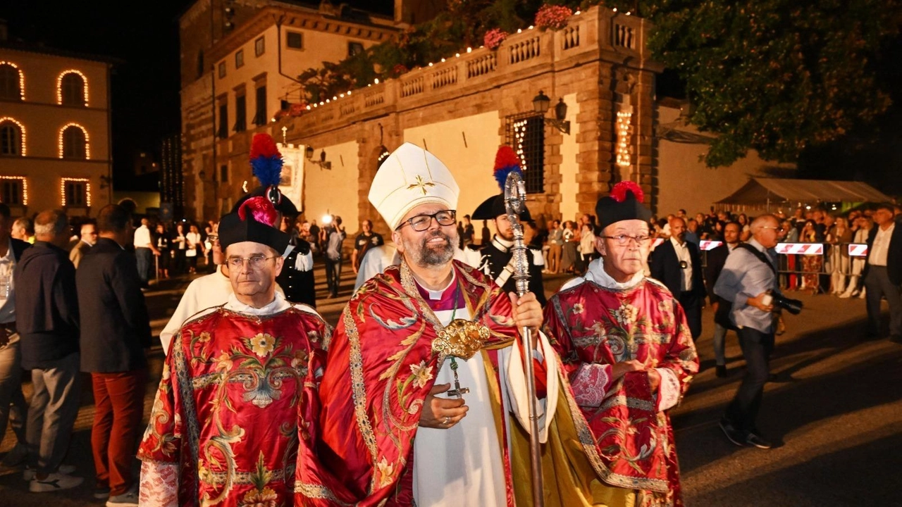 L’arcivescovo Paolo Giulietti nella passata edizione della celebrazione della Santa Croce, in piazza San Martino