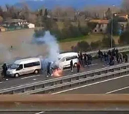 Guerriglia sull’A12. Lucchese e Perugia restano senza tifosi