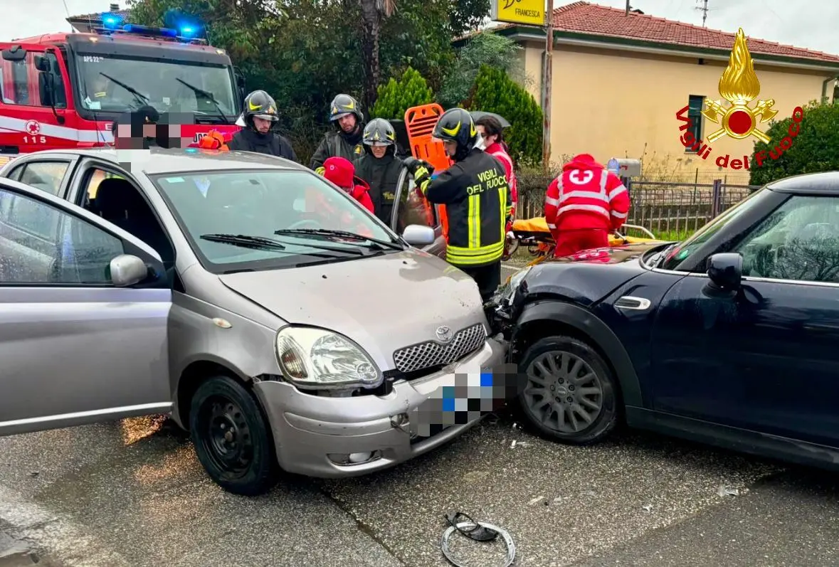 Scontro tra due auto, un uomo resta incastrato nell’abitacolo