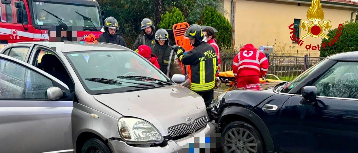 Scontro tra due auto, un uomo resta incastrato nell’abitacolo