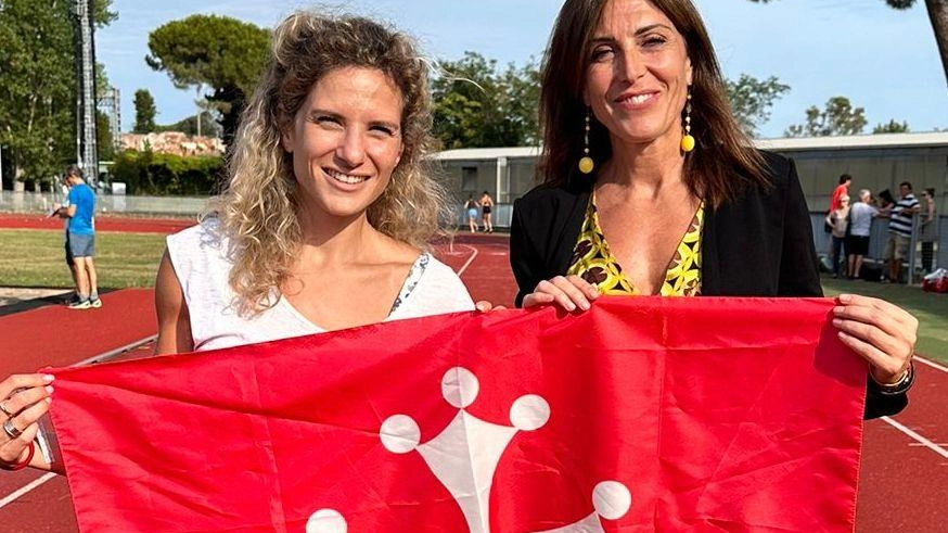 Quattro atleti pisani si preparano per le Olimpiadi di Parigi 2024, con l'assessore allo sport di Pisa che consegna loro la bandiera cittadina come segno di sostegno. La città investe nel campo scuola di atletica per promuovere lo sport e formare nuovi talenti.