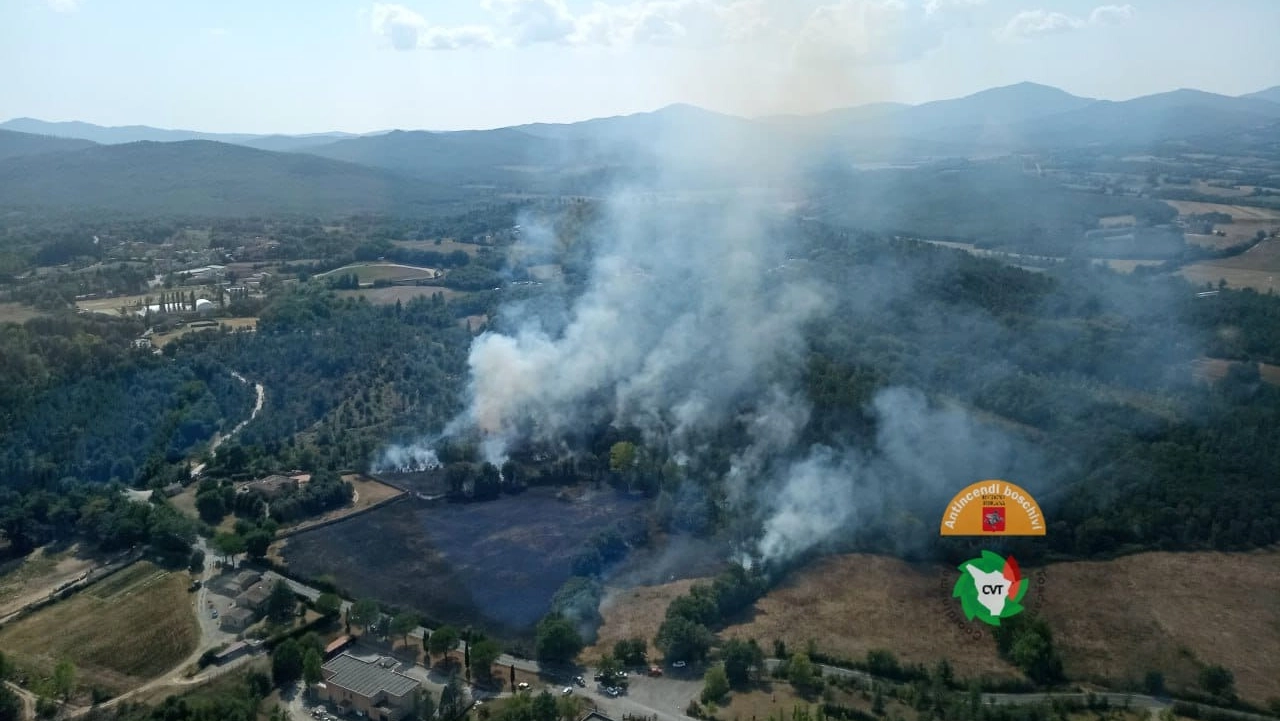 Incendio in un bosco a Chiusdino, fiamme nelle vicinanze dell'Abbazia di San Galgano