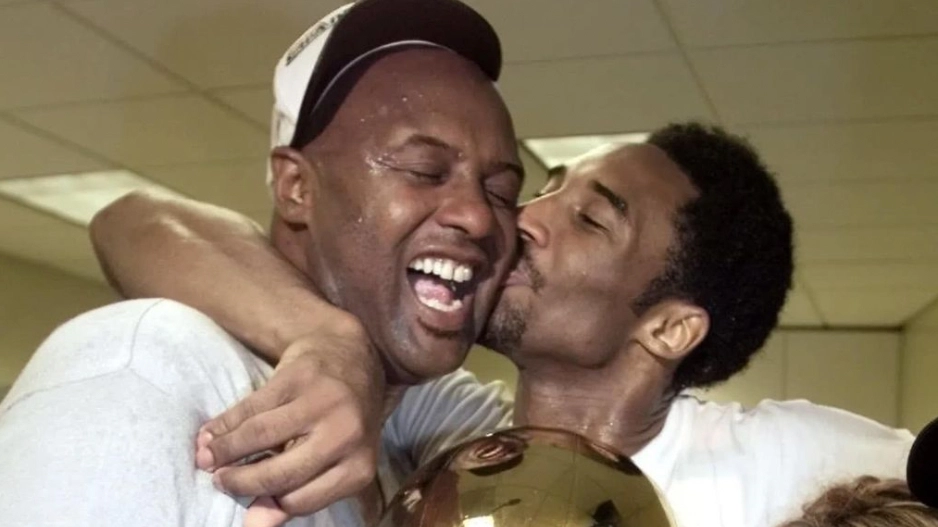 Kobe Bryant, a destra, festeggia uno dei suo successi nel campionato Nba baciando il padre Joe