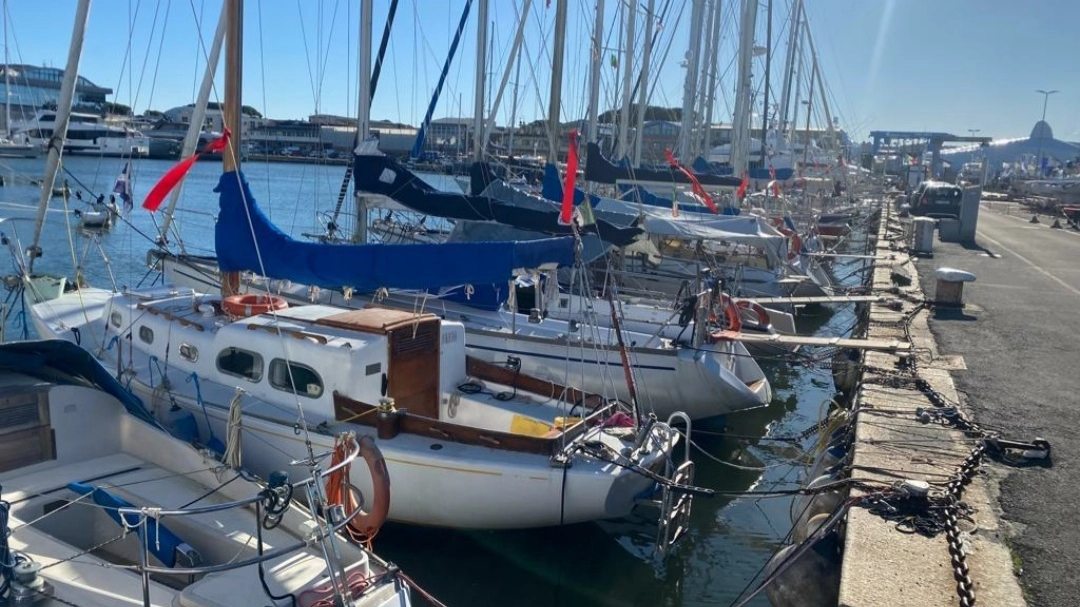 Viareggio, la Lega Navale issa una cima rossa