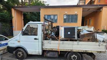 La polizia locale ferma il conducente di un furgone carico di rottami .