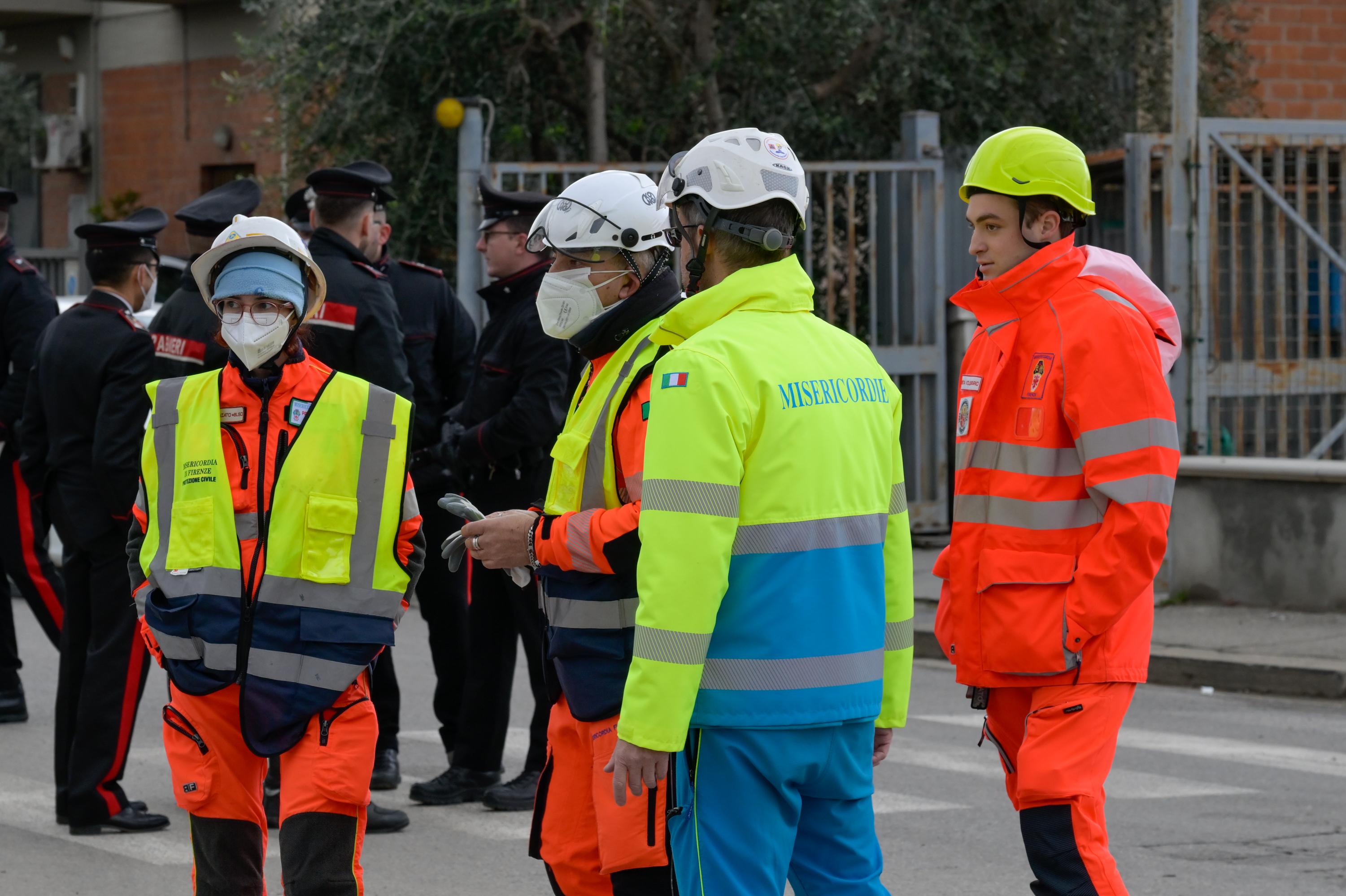 Calenzano, il giorno del lutto in Toscana: bandiere a mezz’asta e dolore, le commemorazioni