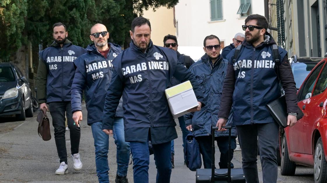 https://www.lanazione.it/image-service/view/acePublic/alias/contentid/MWM1ODE3MzQtNmJlZi00/0/i-carabinieri-escono-da-un-sopralluogo-a-villa-desiderio-di-settignano.jpeg?f=16:9&w=1200&h=630