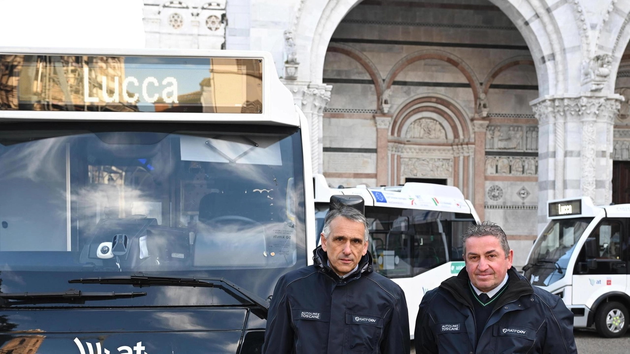 I nuovi mezzi elettrici di Autolinee Toscane presentati ieri in centro (foto Alcide)