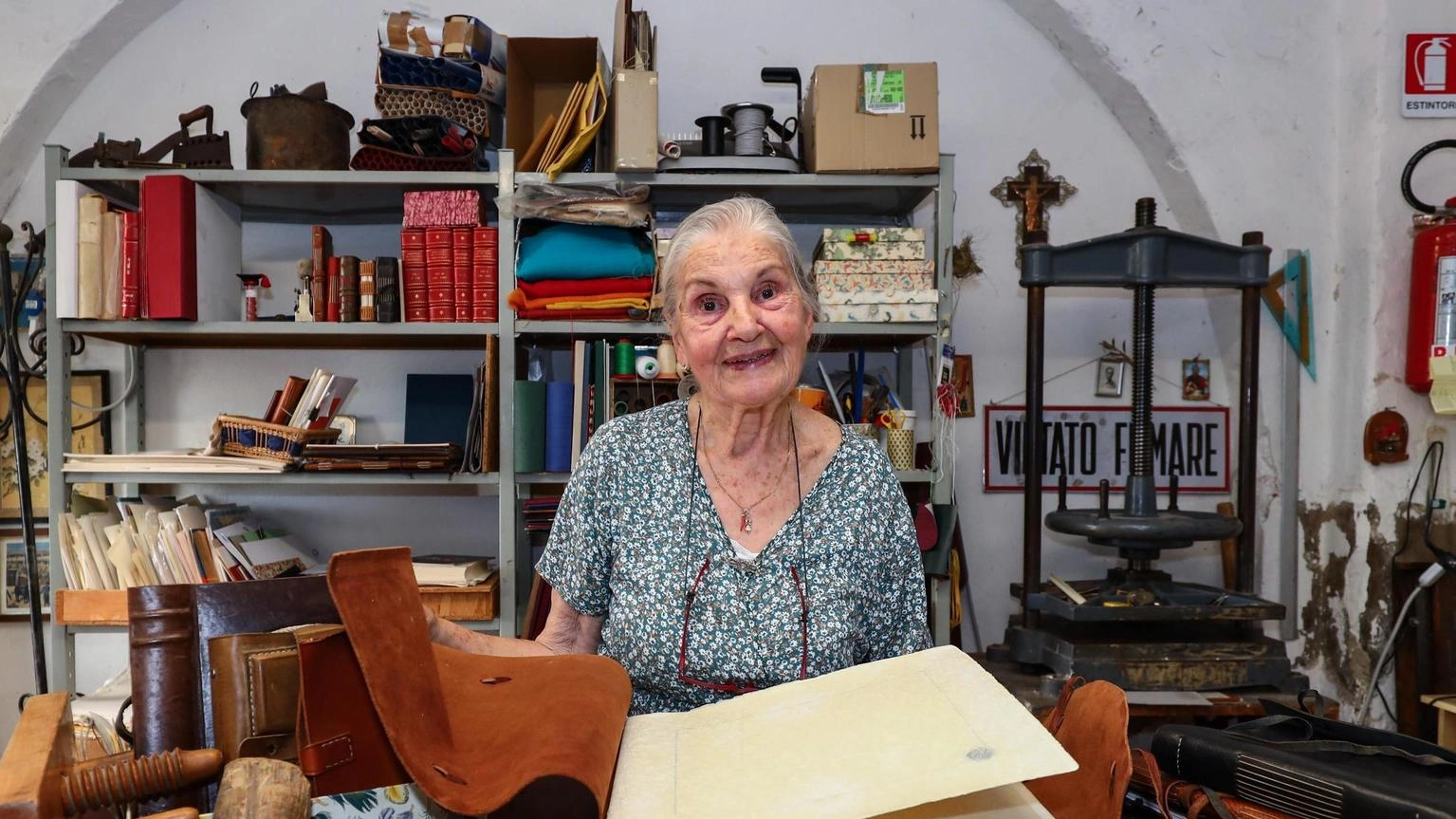 La sapienza nelle mani. Giuseppina Melani rilega i libri a 87 anni: "Così mi sento viva"