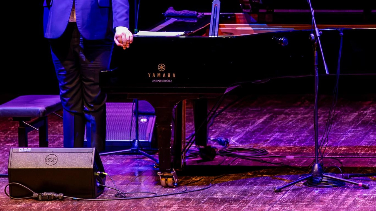 Raphael Gualazzi, nato a Urbino 43 anni fa,. è musicista, cantautore, compositore, arrangiatore e produttore