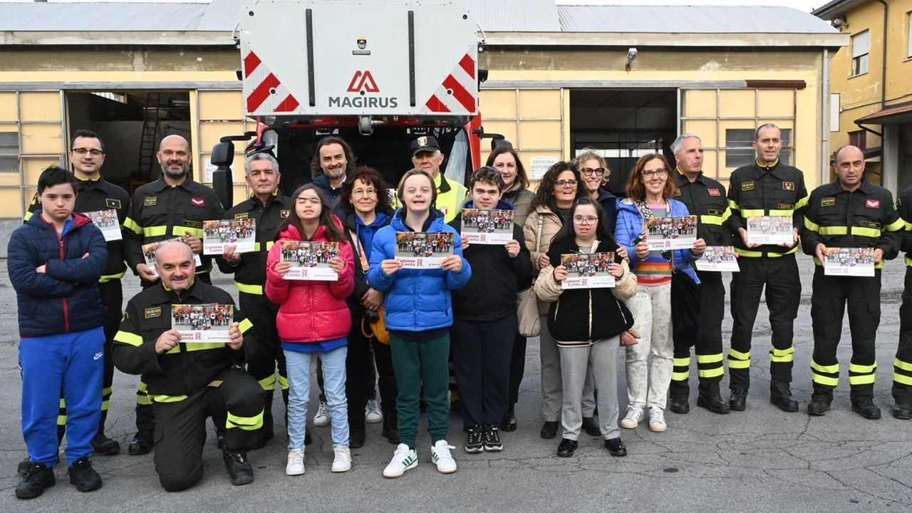 Vigili del fuoco e i volontari dell’associazione con il calendario