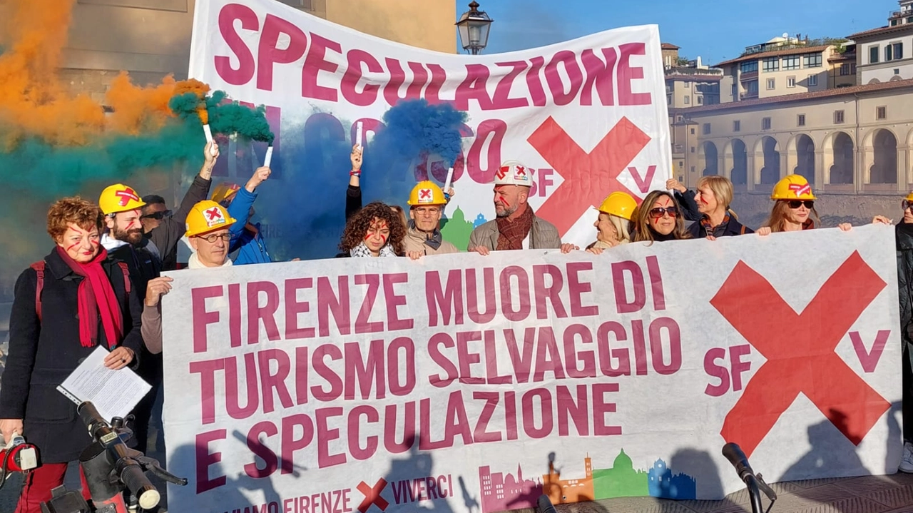 Un momento della protesta sui lungarni. A metterla in atto il gruppo "Salviamo Firenze"