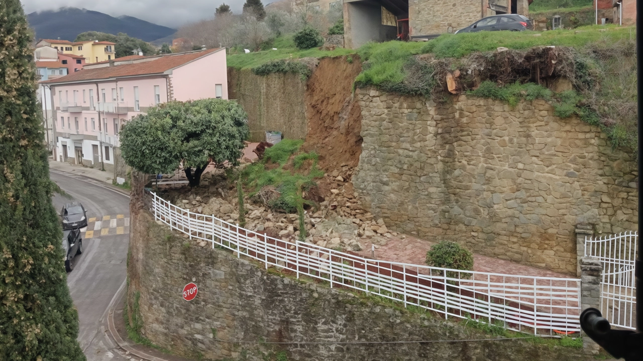 Paura ieri mattina a Loro Ciuffenna quando terra e pietre sono cadute all’interno di una abitazione. La pioggia ha creato il movimento e l’allerta arancione di oggi fa scattare il piano di sicurezza.