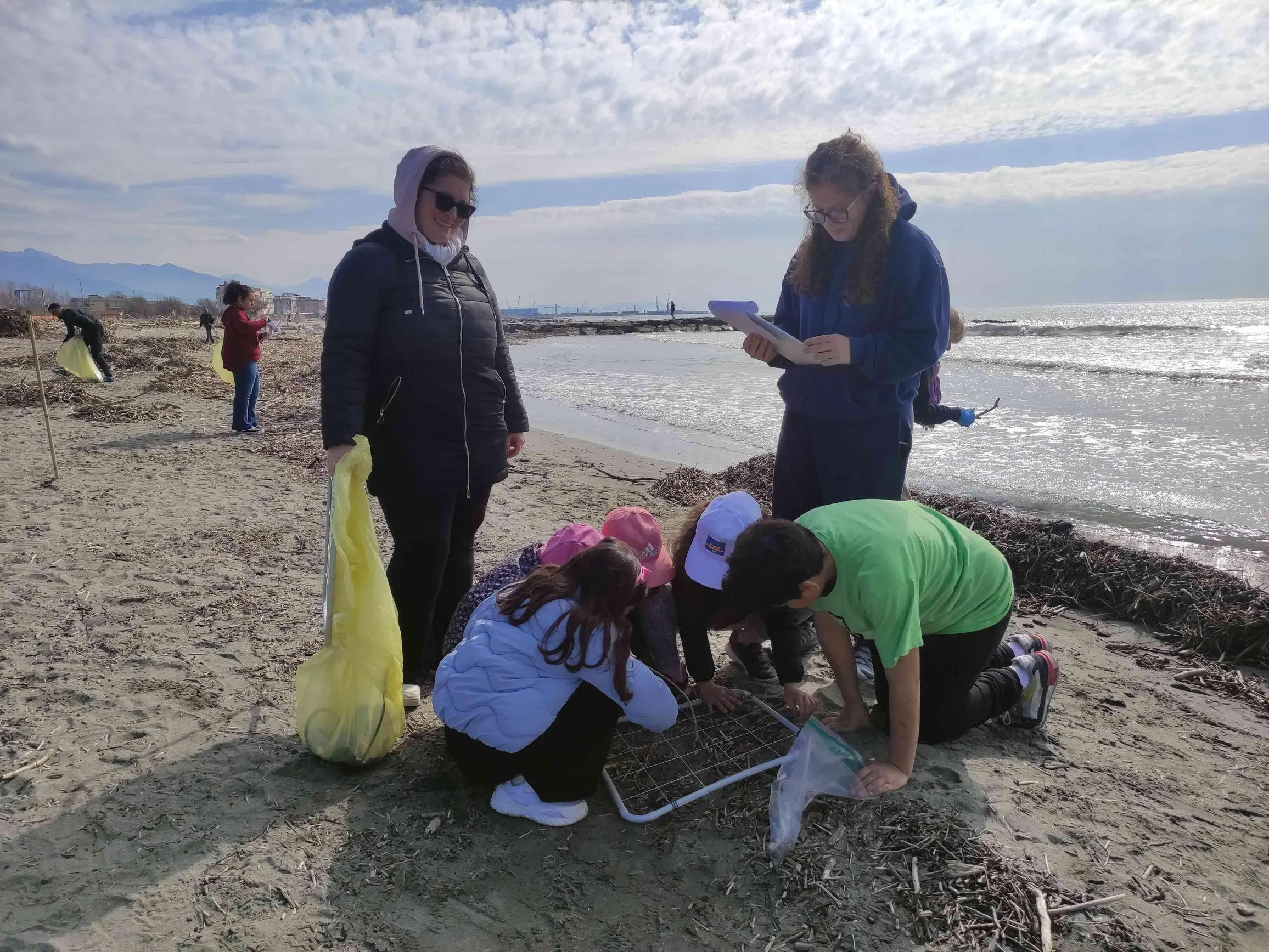 Successo del Bio Blitz. Raccolti 40 chilogrammi di plastica sulla spiaggia