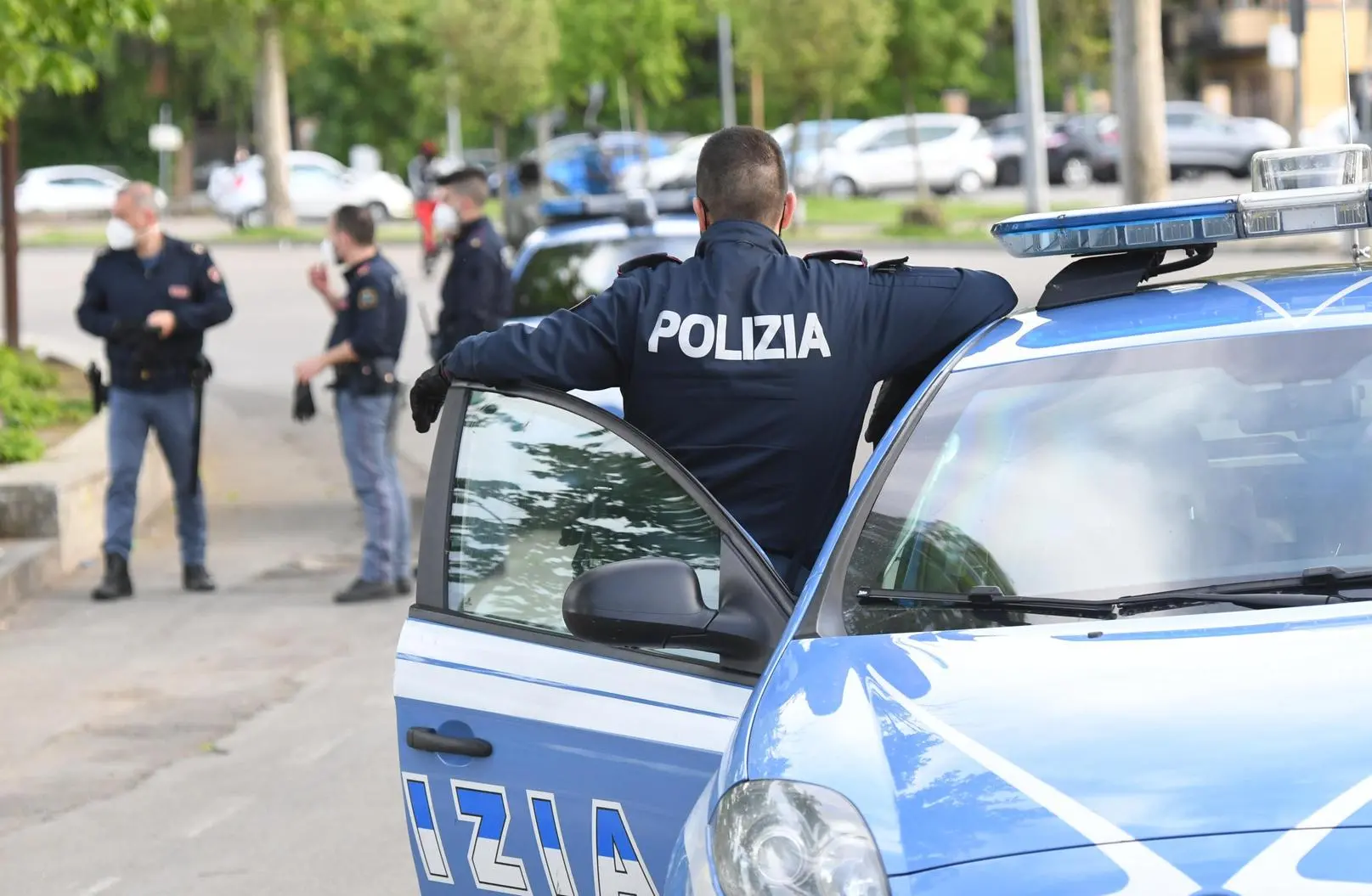 Sorpreso nel parcheggio. Atti sessuali in auto con una adolescente. Arrestato un vigilante