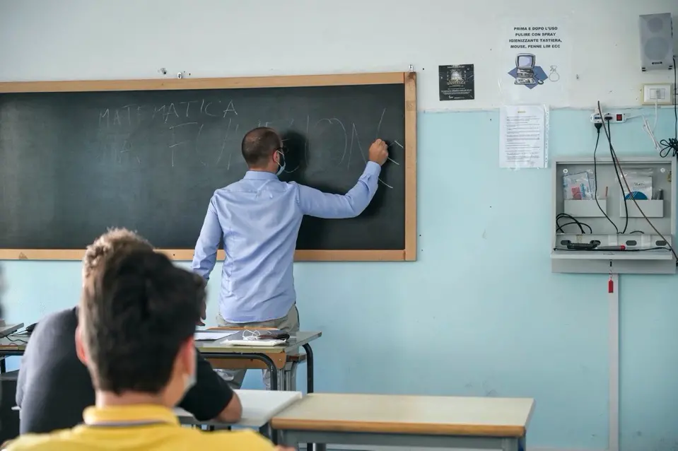 “Vessato dalla preside”. Professore di filosofia vince la battaglia in aula. Risarcito con 10mila euro