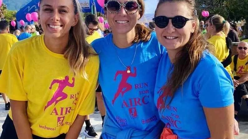 Claudia Piotrowicz (la prima a sinistra), polacca presidente Airc di Pietrasanta impegnata oggi con le altre volontarie nell’iniziativa le Arance della salute