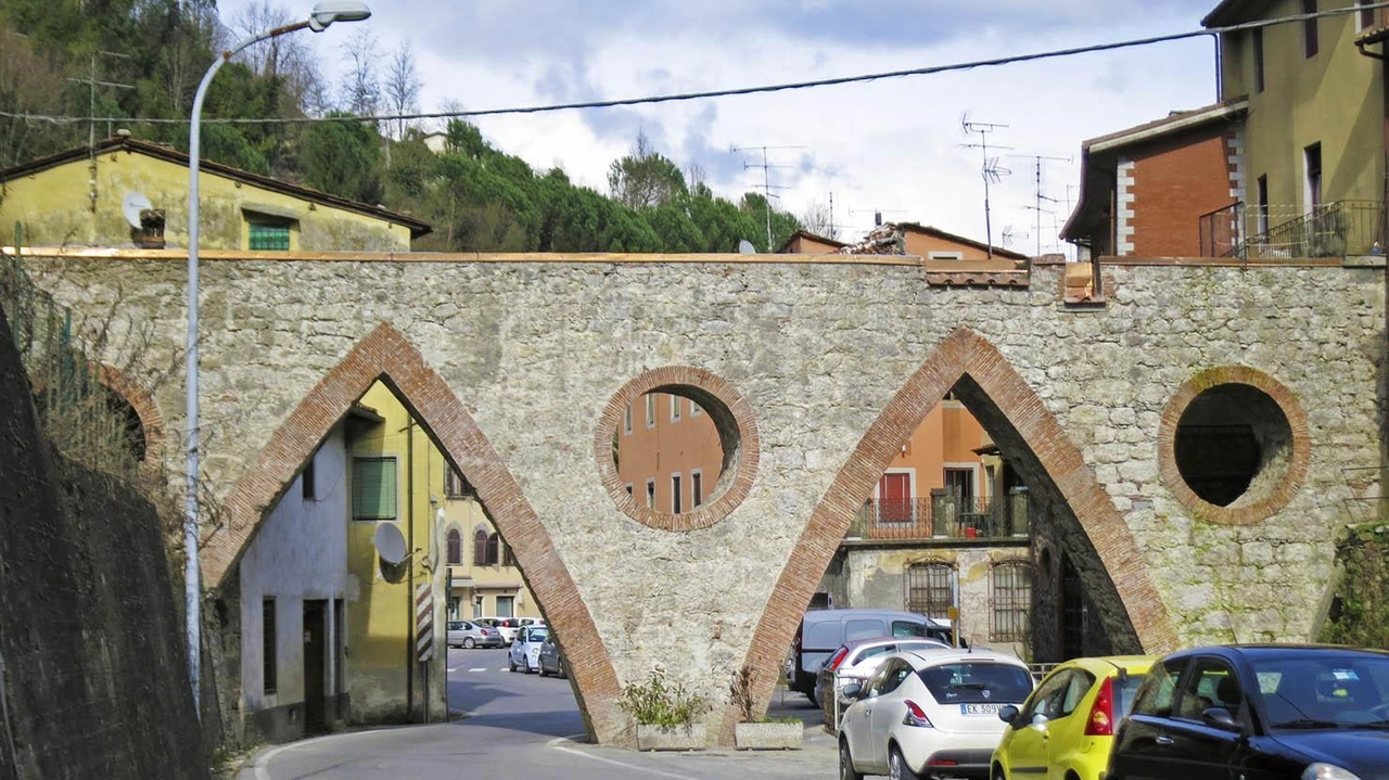 Nella foto (Borghesi) le mura di Gallicano. Il Comune. della Garfagnana è destinatario di un contributo pari a 300mila euro