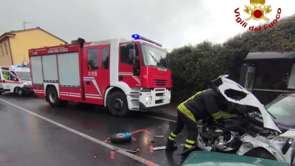 Incidente stradale su la via nuova per Pisa SS12, l'intervento dei vigili del fuoco