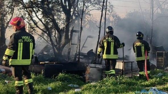 Nuovo incendo al Poderaccio. Colonna di fumo visibile in città. Fiamme partite da una baracca