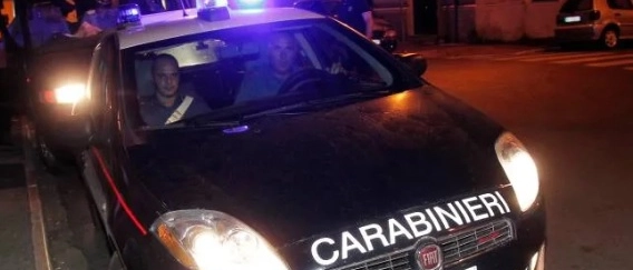 Marradi, furto in un ristorante: tentano la fuga con champagne, panettoni e carni pregiate