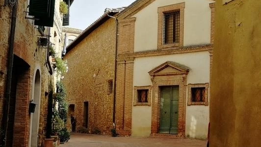 La chiesa di San Carlo Borromeo di Pienza riapre grazie al Centro Naturale Commerciale. Interventi di sicurezza e valorizzazione per accogliere eventi e visite.