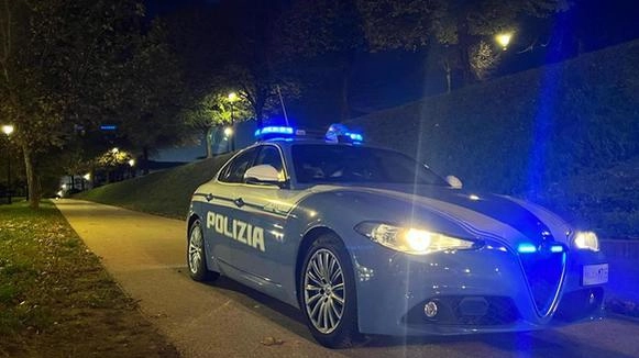 Una volante della polizia in servizio nella strade del centro di Lucca