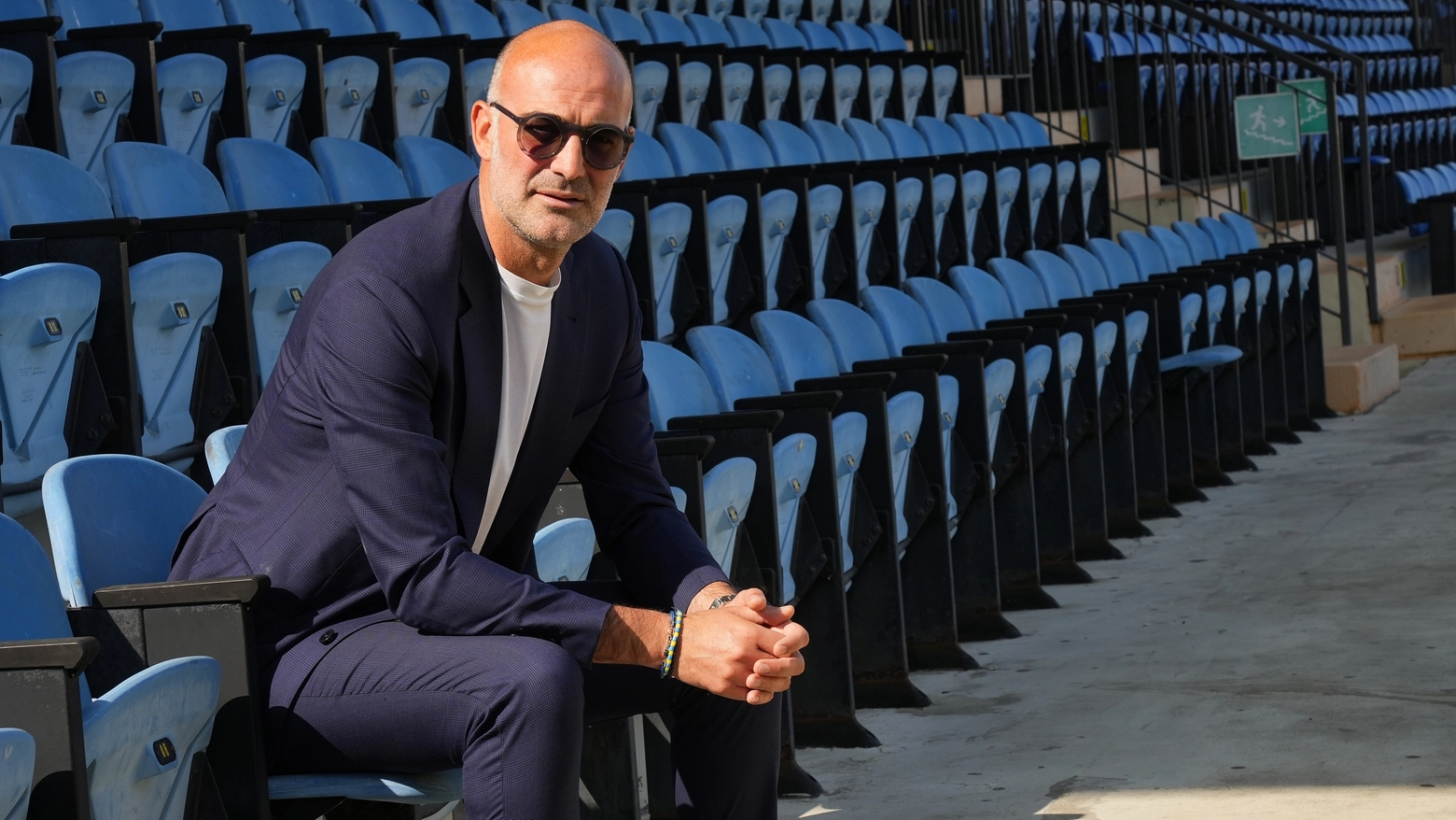 Davide Vaira, ex giocatore e direttore sportivo, passa da Football Manager alla poltrona del Pisa. Con esperienza a Modena, ora punta ai playoff con il club nerazzurro.