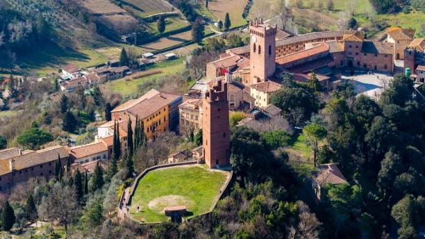 A San Miniato Alto ci sono problemi con la malamovida: tantissimi giovani nel weekend invadono i loggiati di San Domenico