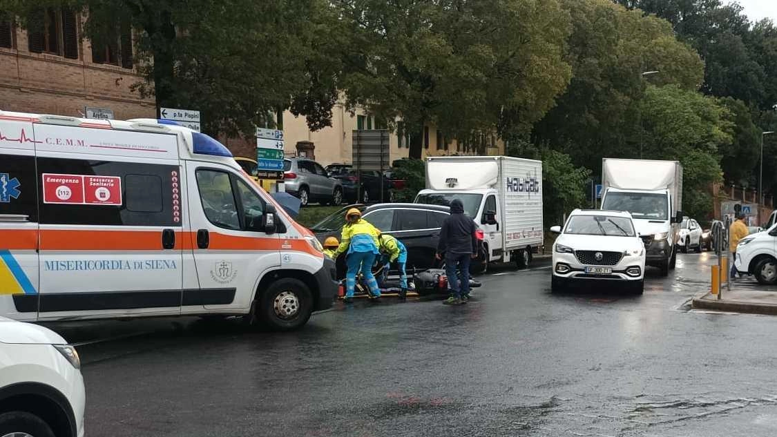 Maltempo, incidenti e ribaltamenti. Alla Lizza griglie dei tombini intasate