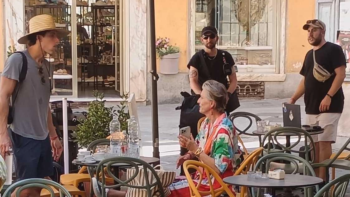 La Virgin Cruise ha scelto il bar Leon d'Oro di piazza Alberica come location per il nuovo spot pubblicitario, girando scene con una coppia che gusta una colazione tipica italiana.