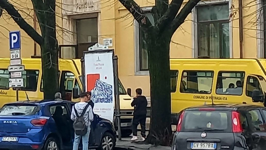 Occupati i posti auto gratuiti alla Pesa. Docenti della ‘Barsanti’ scrivono al sindaco