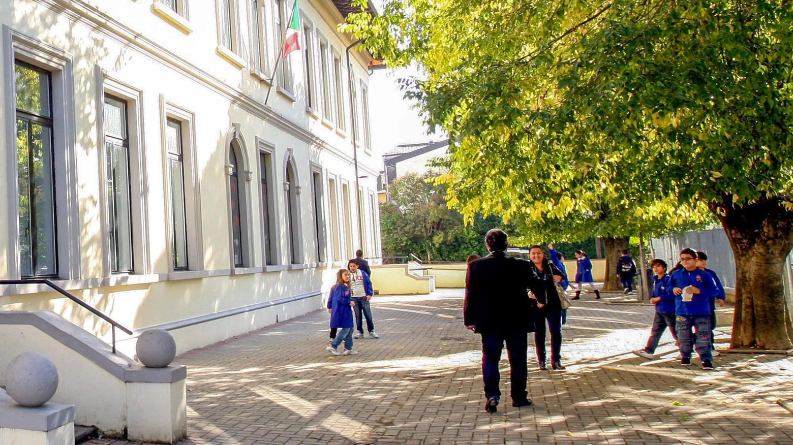 Dalla scuola media fino all’asilo. Giardini rifatti e aule rinnovate