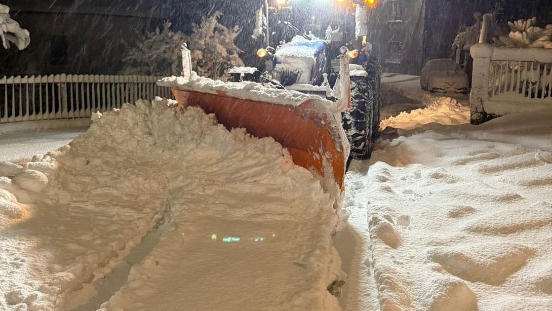 Abbondante nevicata a Montepiano, spalaneve in azione