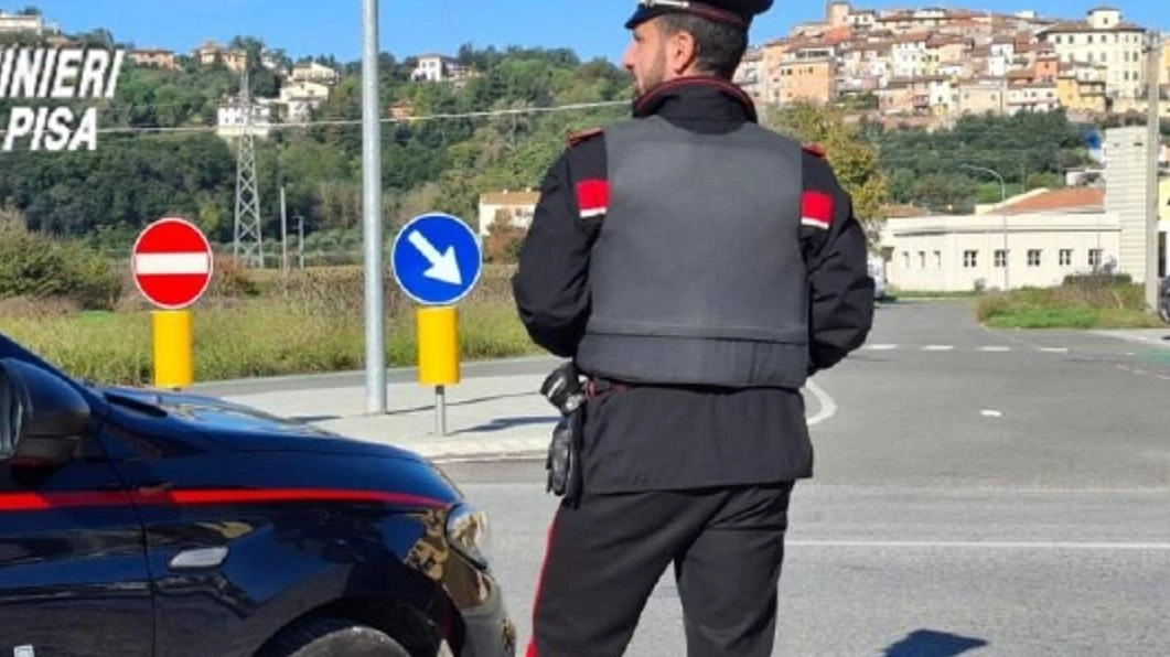 Una pattuglia dei carabinieri della stazione di Santa Maria a Monte impegnata in un posto di blocco sulla provinciale Francesca. Sullo sfondo in alto il centro storico