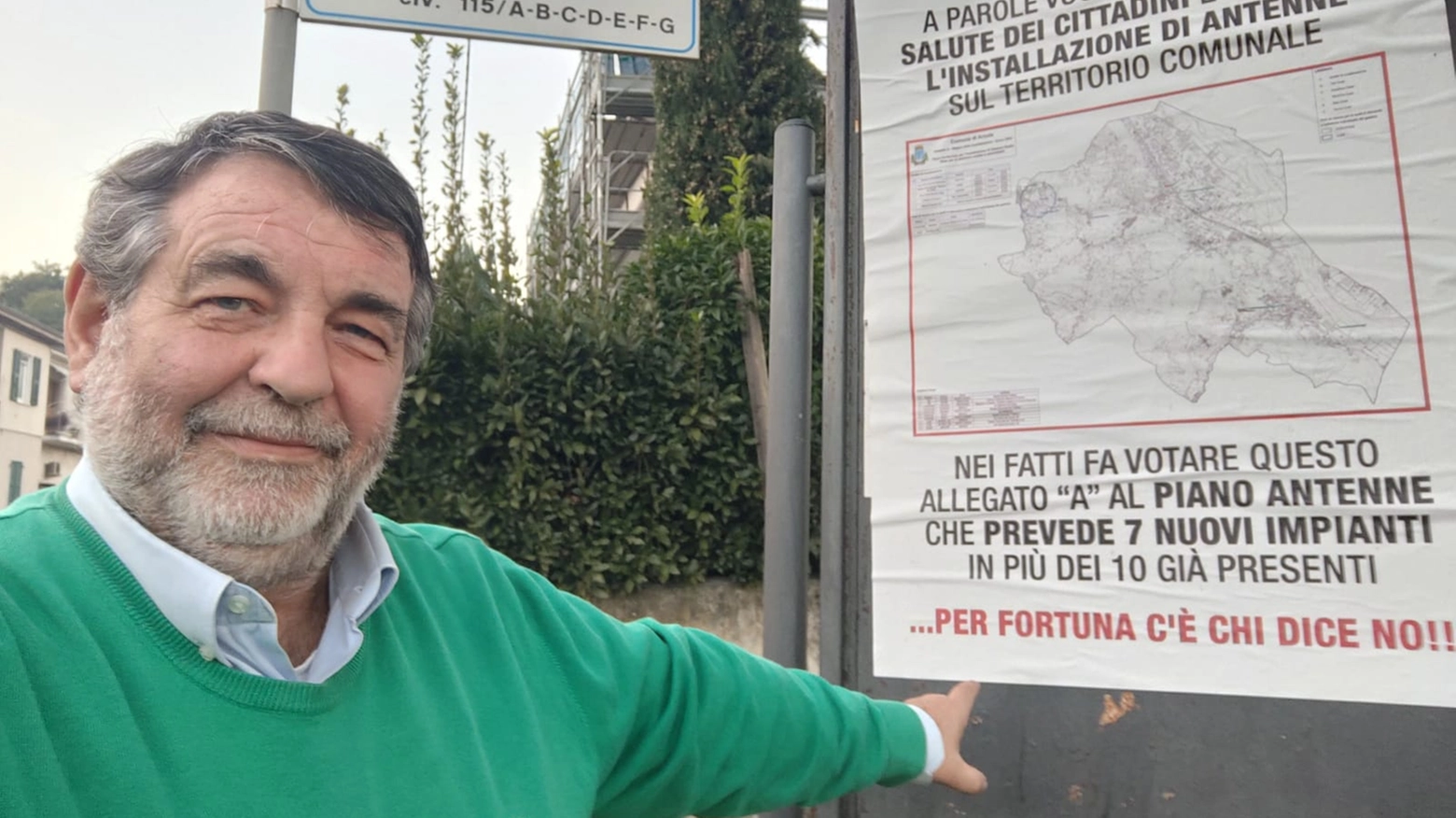 Il consigliere con uno dei manifesti