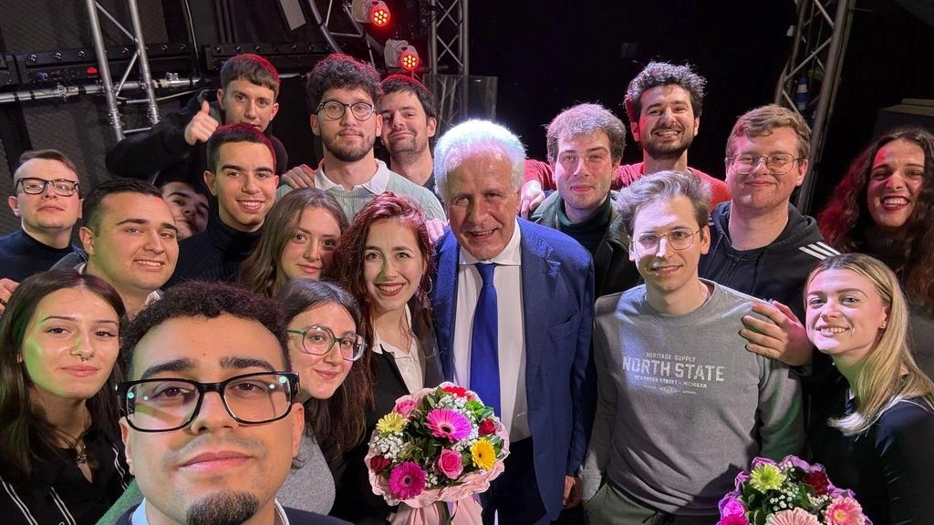 Foto di gruppo fra alcuni dei partecipanti alla cena del Pd che ha visto presente anche Eugenio Giani