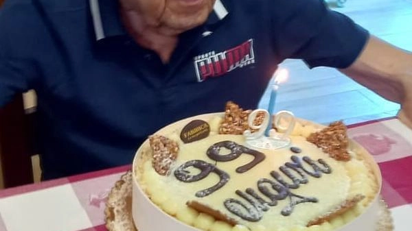 Il signor Bruno Simi compie 100 anni, festeggiato con affetto da amici e familiari per il suo impegno e virtuosità nella società.