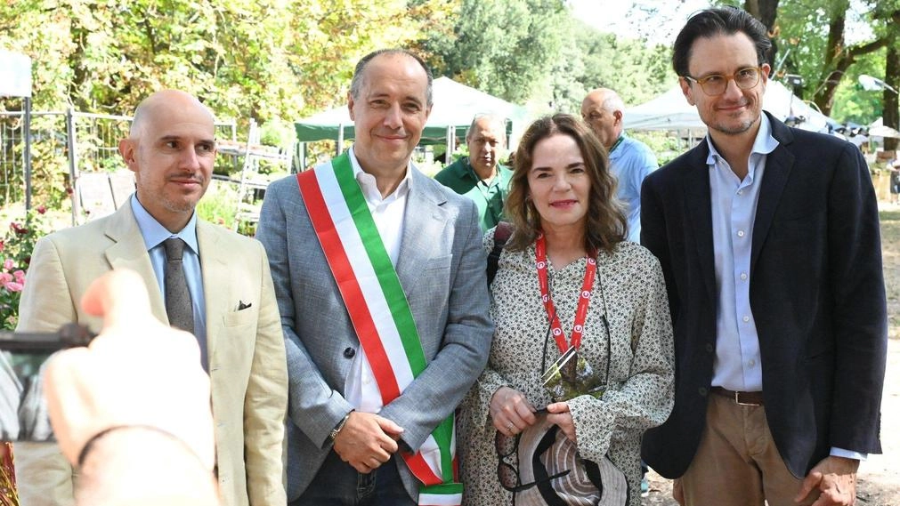 A Murabilia, la mostra mercato del giardinaggio di qualità a Lucca, ospiti speciali per la scelta delle piante per una fiction televisiva. Attrice e tecnici entusiasti della qualità e varietà offerte.