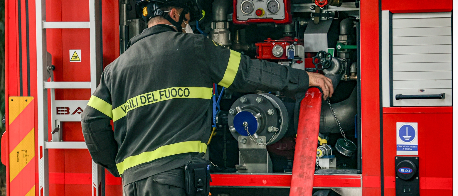 E’ successo a San Giuliano Terme. I vigili del fuoco hanno prontamente estinto l’incendio. La proprietaria dell’immobile è stata portata a Cisanello per accertamenti