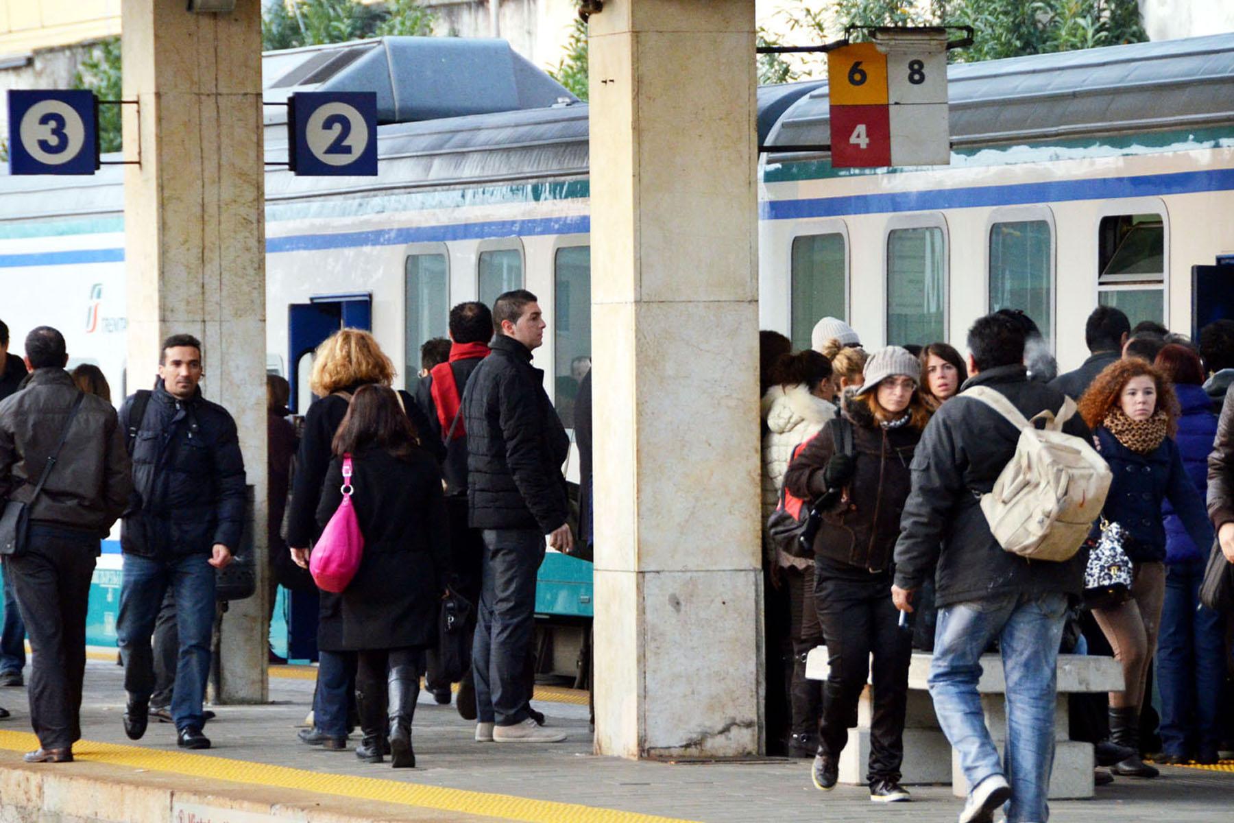 Treni in ritardo, grido dei pendolari: “Stiamo rischiando i posti di lavoro”