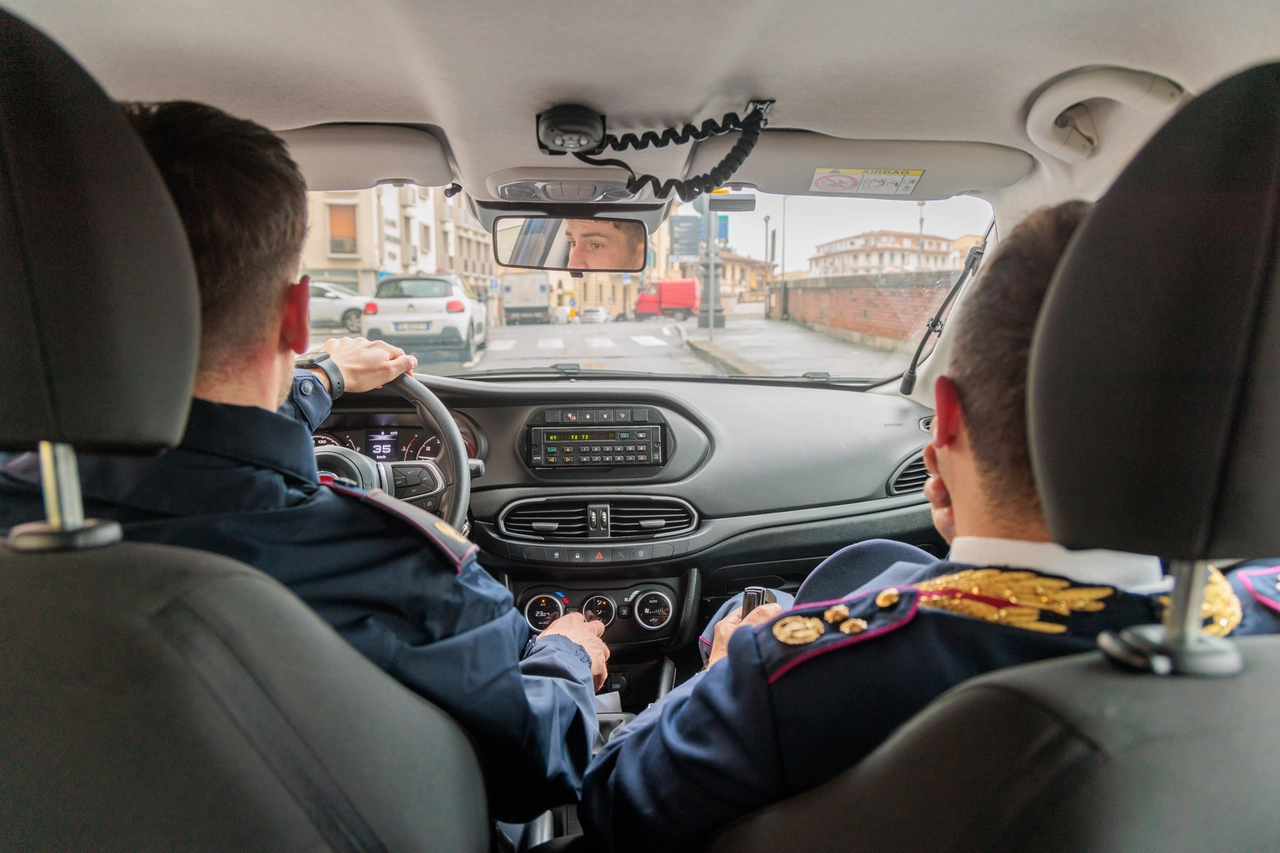 Con gli agenti, sul Viale Gramsci e sulla Volante (foto di Enrico Mattia Del Punta)