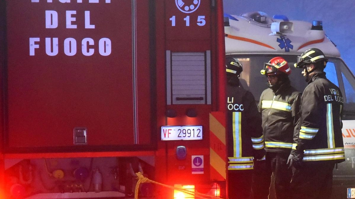 Tre intossicati nell’incendio di una cucina scoppiato in piena notte. Il fatto in piazza Sant’Omobono. Il testimone: "L’aria era irrespirabile" .