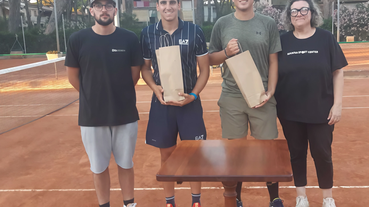 A Marina di Grosseto si è concluso il torneo di tennis doppio al Marina Sport Center, con vittorie di Di Iorio e Marraccini, Rosatone e Tosti, e Vinci e Rubegni. Prossimi tornei singolari in arrivo.