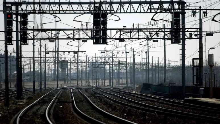 Disagi alla circolazione ferroviaria per colpa di un incendio (Foto Ansa)