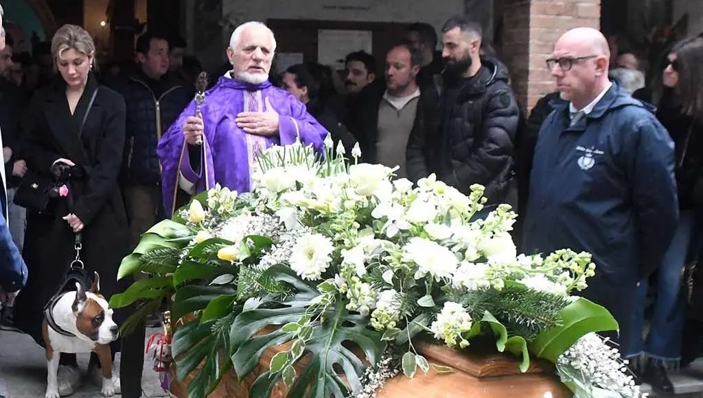 L’ultimo saluto a Lorenzo Bertanelli. Lacrime e dolore ai funerali dell’operaio