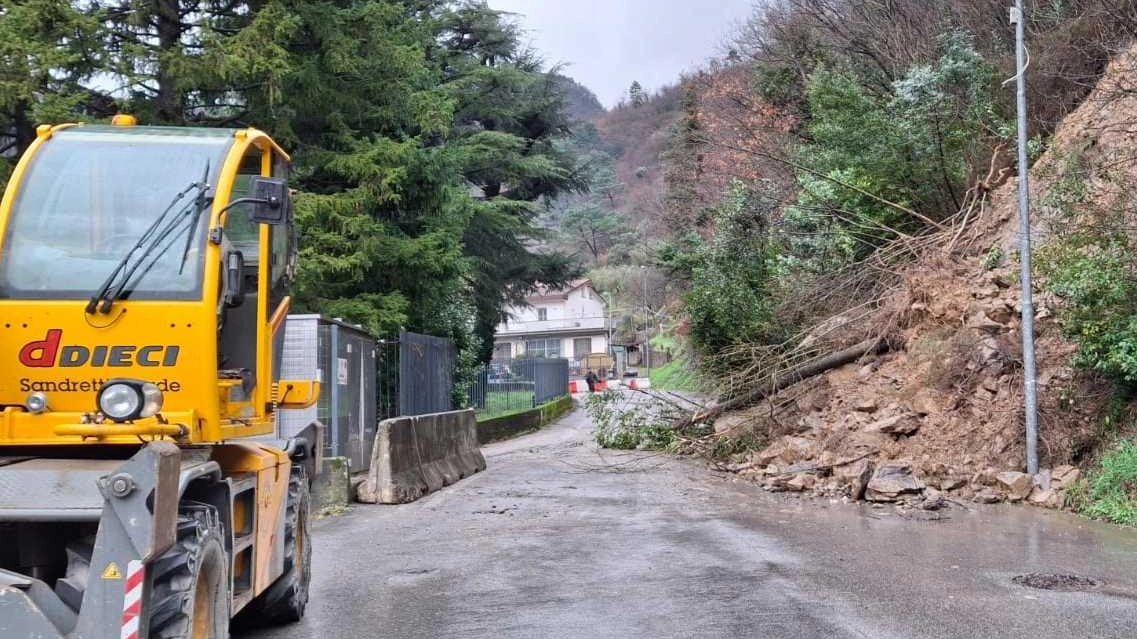 L’area della frana a Migliana. Per i cittadini saranno giorni di disagi sino a quando i lavori non termineranno e la strada sarà riaperta a veicoli e pedoni